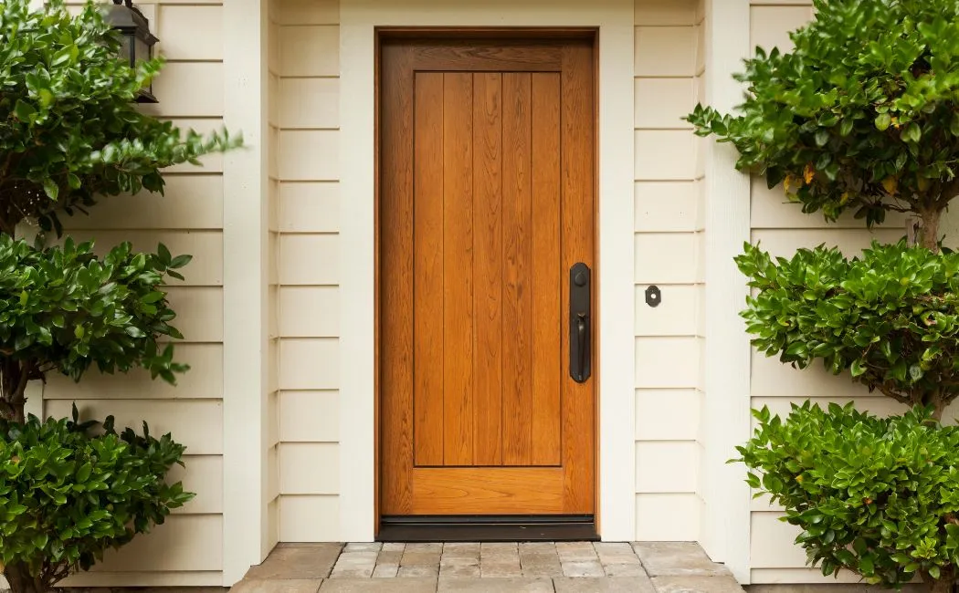 Jak skutecznie wyciszyć drzwi wejściowe?